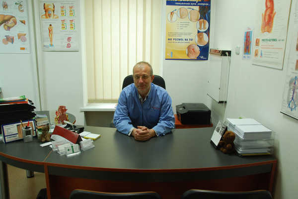 dr Zbigniew Jabłonka w swoim gabinecie