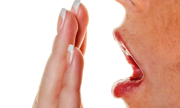 Jak usunąć przykry zapach z ust?