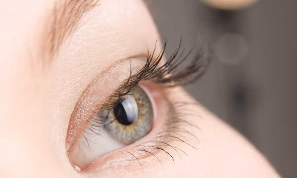Jak usunąć nadmiar skóry pod oczami?