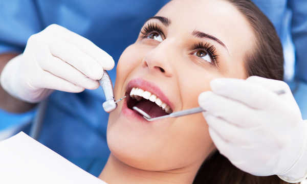 Licówki stomatologiczne - w jaki sposób się je zakłada